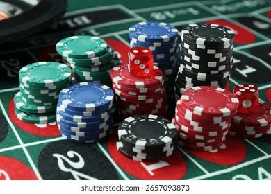 Tumpukan chip kasino di atas meja roulette