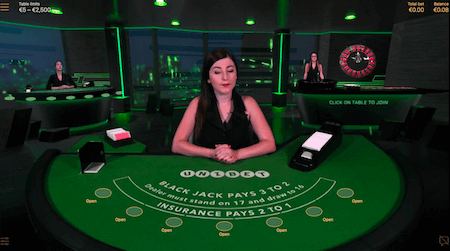 Dealer live casino memandu permainan blackjack di meja hijau